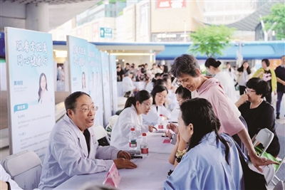 民盟基层组织联合开展健康咨询活动 暖心服务惠及群众